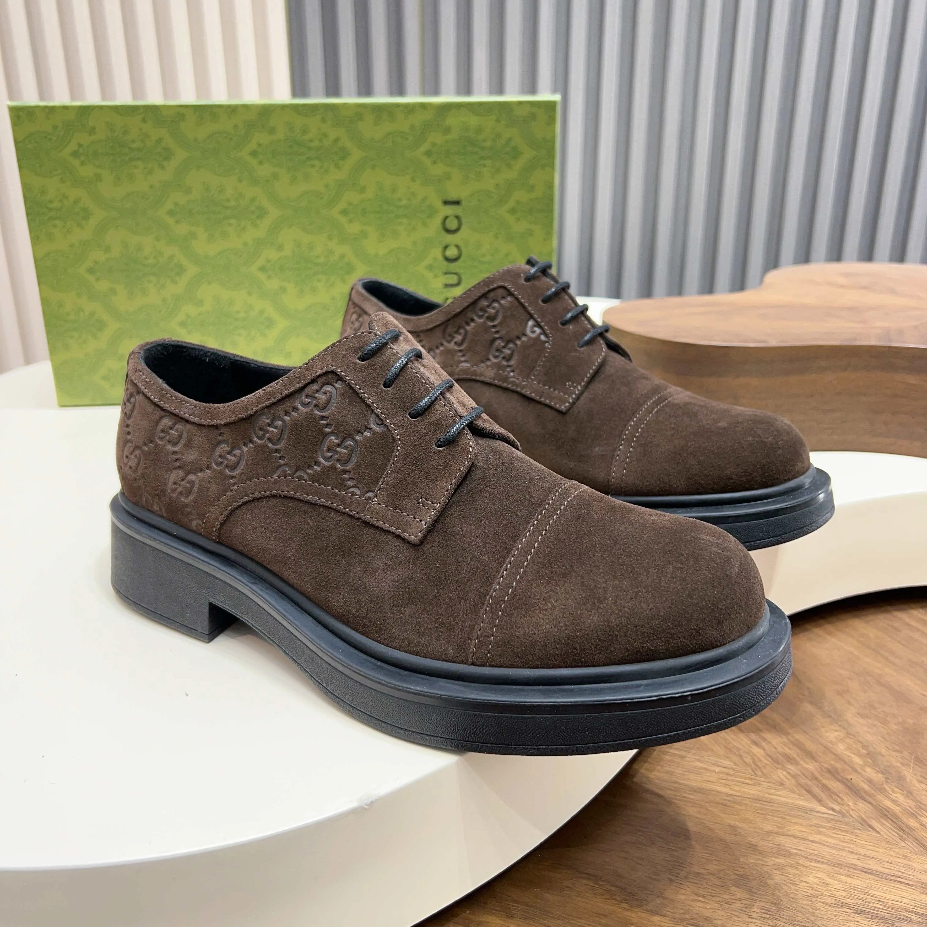 💰780 Gucci/Gucci new men’s lace-up shoes with GG details, matte cow leather derby shoes! The design of this men's lace-up shoe is rooted in the brand's heritage. Crafted from premium waxed cow leather, it is embellished with GG printed embossed suede leather details, a nod to Gucci's iconic monogram. The rubber sole decorated with GG pattern adds a touch of modern fashion to this design. Typical three-joint style design. European and American classic version, full calfskin lining. The overall upper texture is soft and the lining is comfortable and breathable. 2CM thickened soft rubber sole, easy to control. Versatile and stylish upper foot, multiple colors available to meet different matching needs, complete package! Size: 39-40-41-42-43-44 leather shoe size (38.45.46 can be customized)